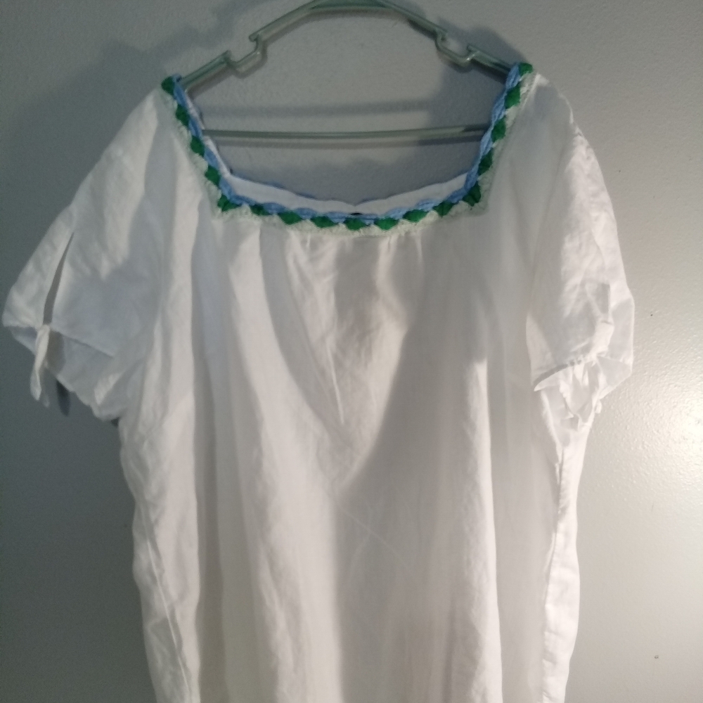 Talbots White Blouse with Beautiful Green and Blue Accents‎